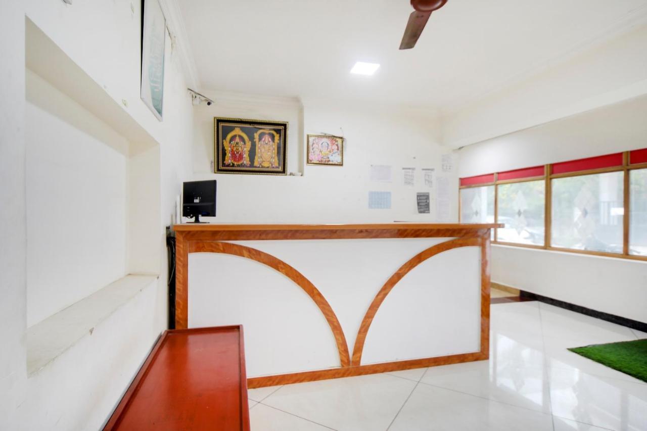 Hotel Yadvik Madras Buitenkant foto